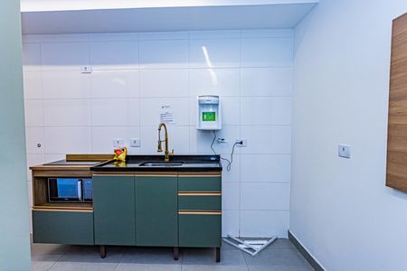Sala, cozinha e área de serviço de apartamento para alugar com 1 quarto, 28m² em Vila Zat, São Paulo