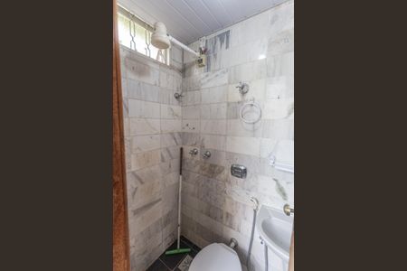 Banheiro Social de kitnet/studio para alugar com 1 quarto, 12m² em Lourdes, Belo Horizonte