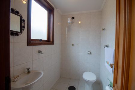 Casa para alugar com 372m², 4 quartos e 5 vagasBanheiro de serviço