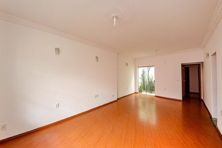 Casa para alugar com 6 quartos, 350m² em Vila Lucia, São Paulo