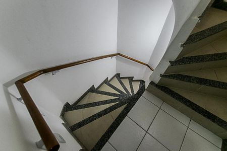 Casa de condomínio para alugar com 320m², 3 quartos e 2 vagasEscadas