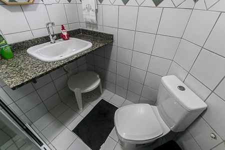 Casa de condomínio para alugar com 320m², 3 quartos e 2 vagasBanheiro do Quarto 1