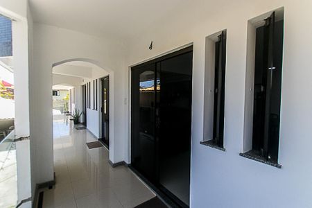 Casa de condomínio para alugar com 320m², 3 quartos e 2 vagasFrente da casa