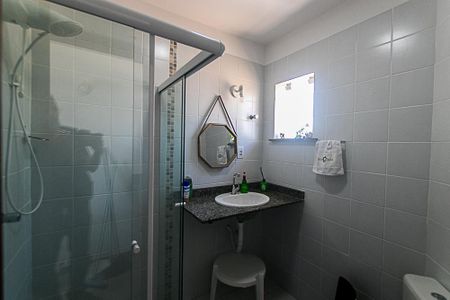 Casa de condomínio para alugar com 320m², 3 quartos e 2 vagasBanheiro do Quarto 2