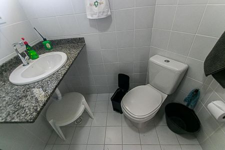 Casa de condomínio para alugar com 320m², 3 quartos e 2 vagasBanheiro do Quarto 2