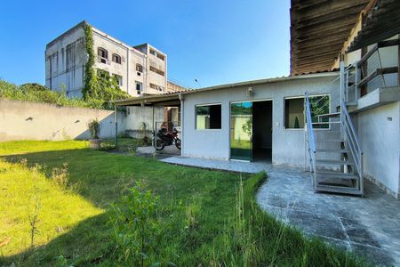 Casa à venda com 350m², 3 quartos e 4 vagas Casa à venda com 350m², 3 quartos e 4 vagasQuintal