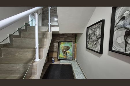 Casa à venda com 191m², 2 quartos e 1 vaga Casa à venda com 191m², 2 quartos e 1 vagaEscada