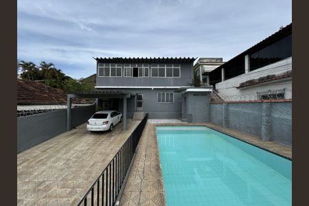 Casa à venda com 250m², 4 quartos e 5 vagasFachada