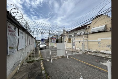 Casa à venda com 250m², 4 quartos e 5 vagasFachada + plaquinha