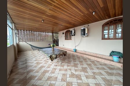 Casa à venda com 250m², 4 quartos e 5 vagasVaranda da casa 2