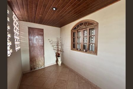 Casa à venda com 250m², 4 quartos e 5 vagasHall