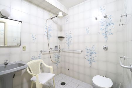 Casa à venda com 350m², 3 quartos e 10 vagasBanheiro da Suíte 1