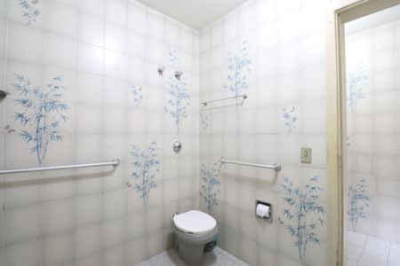 Casa à venda com 350m², 3 quartos e 10 vagasBanheiro da Suíte 1