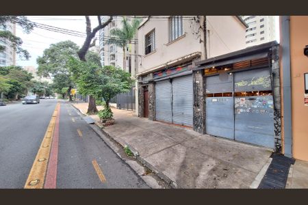 Casa à venda com 350m², 3 quartos e 10 vagas Casa à venda com 350m², 3 quartos e 10 vagasFachada