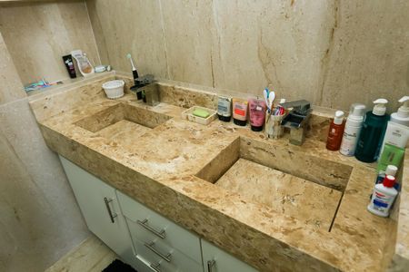 Apartamento à venda com 150m², 3 quartos e 3 vagasBanheiro da Suíte 2