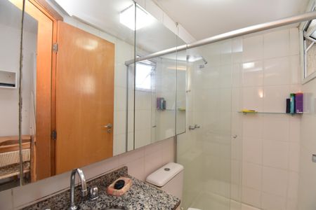 Banheiro de kitnet/studio para alugar com 1 quarto, 27m² em Centro, Curitiba