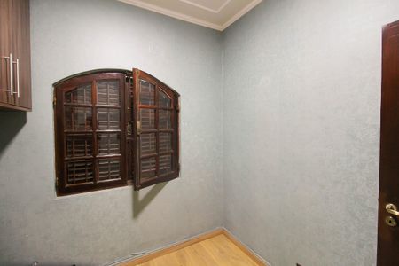 Casa à venda com 170m², 4 quartos e 4 vagas Casa à venda com 170m², 4 quartos e 4 vagasEscritório