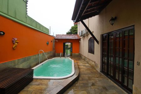 Casa à venda com 170m², 4 quartos e 4 vagas Casa à venda com 170m², 4 quartos e 4 vagasPiscina