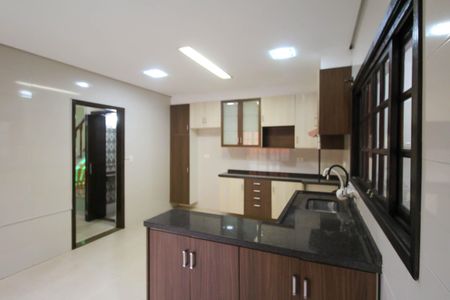 Casa à venda com 170m², 4 quartos e 4 vagas Casa à venda com 170m², 4 quartos e 4 vagasCozinha