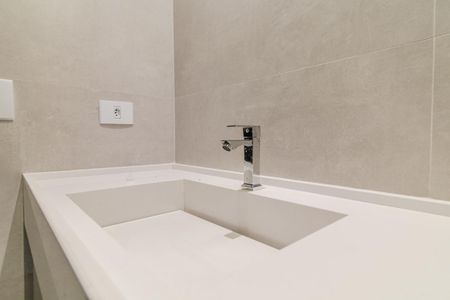 Banheiro de kitnet/studio para alugar com 1 quarto, 36m² em Alto de Pinheiros, São Paulo