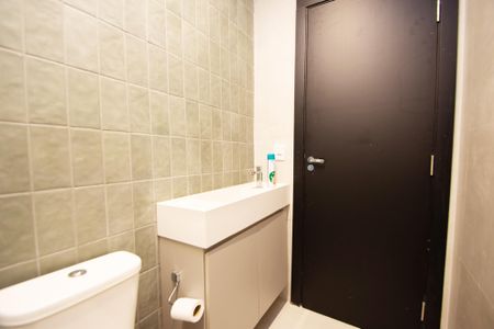 banheiro de kitnet/studio para alugar com 1 quarto, 28m² em Alto de Pinheiros, São Paulo