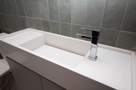 Banheiro Social de kitnet/studio para alugar com 1 quarto, 28m² em Alto de Pinheiros, São Paulo