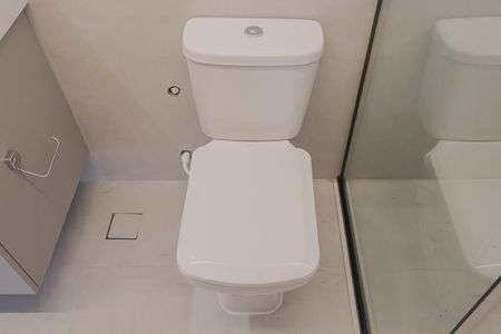 Banheiro de kitnet/studio para alugar com 1 quarto, 36m² em Alto de Pinheiros, São Paulo