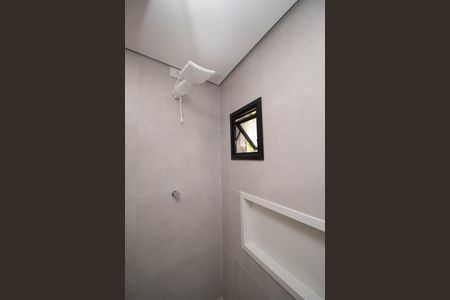 Banheiro de kitnet/studio para alugar com 1 quarto, 36m² em Alto de Pinheiros, São Paulo