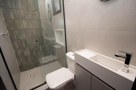 Banheiro de kitnet/studio para alugar com 1 quarto, 32m² em Alto de Pinheiros, São Paulo