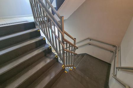 Apartamento à venda com 55m², 2 quartos e sem vaga Apartamento à venda com 55m², 2 quartos e sem vagaEscada