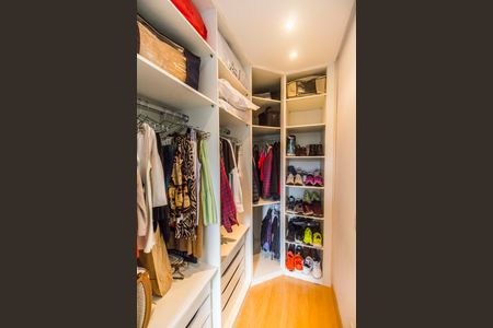 Apartamento à venda com 82m², 2 quartos e 2 vagas Apartamento à venda com 82m², 2 quartos e 2 vagasCloset da suíte