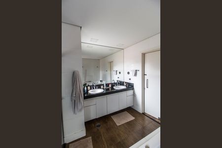 Casa à venda com 460m², 4 quartos e 4 vagasBanheiro da Suíte