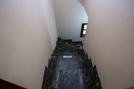 Casa para alugar com 100m², 2 quartos e 1 vagaEscada