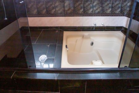 Casa para alugar com 100m², 2 quartos e 1 vagaBanheira