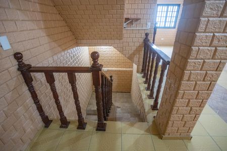 Casa para alugar com 100m², 2 quartos e 1 vaga Casa para alugar com 100m², 2 quartos e 1 vagaEscada