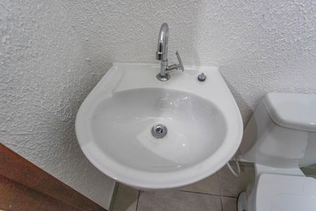 Casa para alugar com 100m², 2 quartos e 1 vaga Casa para alugar com 100m², 2 quartos e 1 vagaBanheiro social