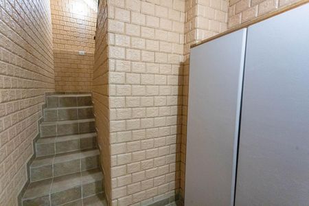 Casa para alugar com 100m², 2 quartos e 1 vaga Casa para alugar com 100m², 2 quartos e 1 vagaEscada