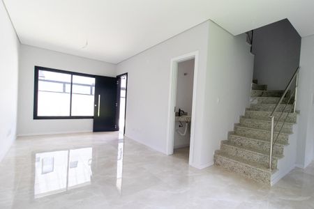 Sala de casa de condomínio para alugar com 2 quartos, 110m² em Uberaba, Curitiba