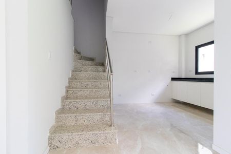 Casa de condomínio para alugar com 110m², 2 quartos e 2 vagasEscada