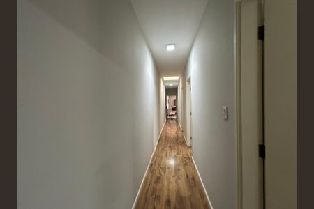 Casa para alugar com 400m², 4 quartos e 3 vagas Casa para alugar com 400m², 4 quartos e 3 vagasCorredor interno