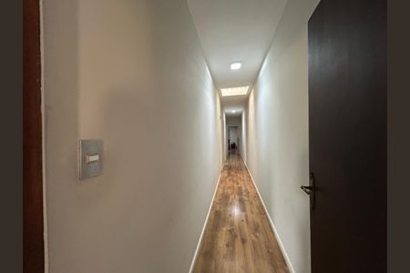 Casa para alugar com 400m², 4 quartos e 3 vagas Casa para alugar com 400m², 4 quartos e 3 vagasCorredor interno