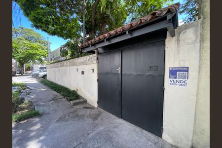 Casa à venda com 160m², 5 quartos e 5 vagas Casa à venda com 160m², 5 quartos e 5 vagasFachada com a plaquinha