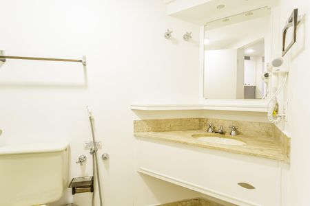 Banheiro de apartamento à venda com 1 quarto, 44m² em Jardim Paulistano, São Paulo