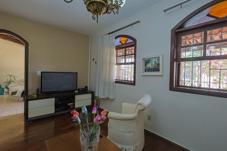 Casa à venda com 3 quartos, 298m² em Alto Caiçaras, Belo Horizonte