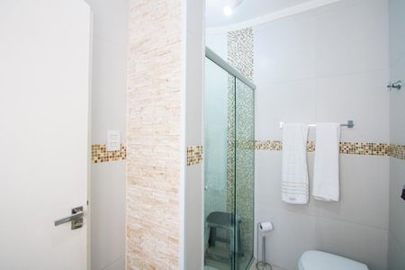 Casa à venda com 200m², 2 quartos e 2 vagasBanheiro do quarto 1