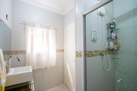 Casa à venda com 200m², 2 quartos e 2 vagasBanheiro do quarto 1