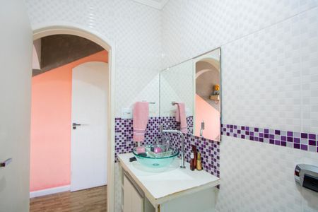 Casa à venda com 200m², 2 quartos e 2 vagasBanheiro do quarto 2