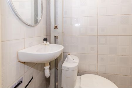 Banheiro de kitnet/studio para alugar com 1 quarto, 29m² em Parque Pedro Ii, Belo Horizonte