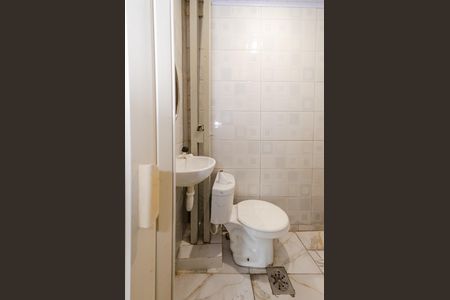 Banheiro de kitnet/studio para alugar com 1 quarto, 29m² em Parque Pedro Ii, Belo Horizonte