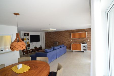 Casa de condomínio à venda com 543m², 6 quartos e 3 vagasSala